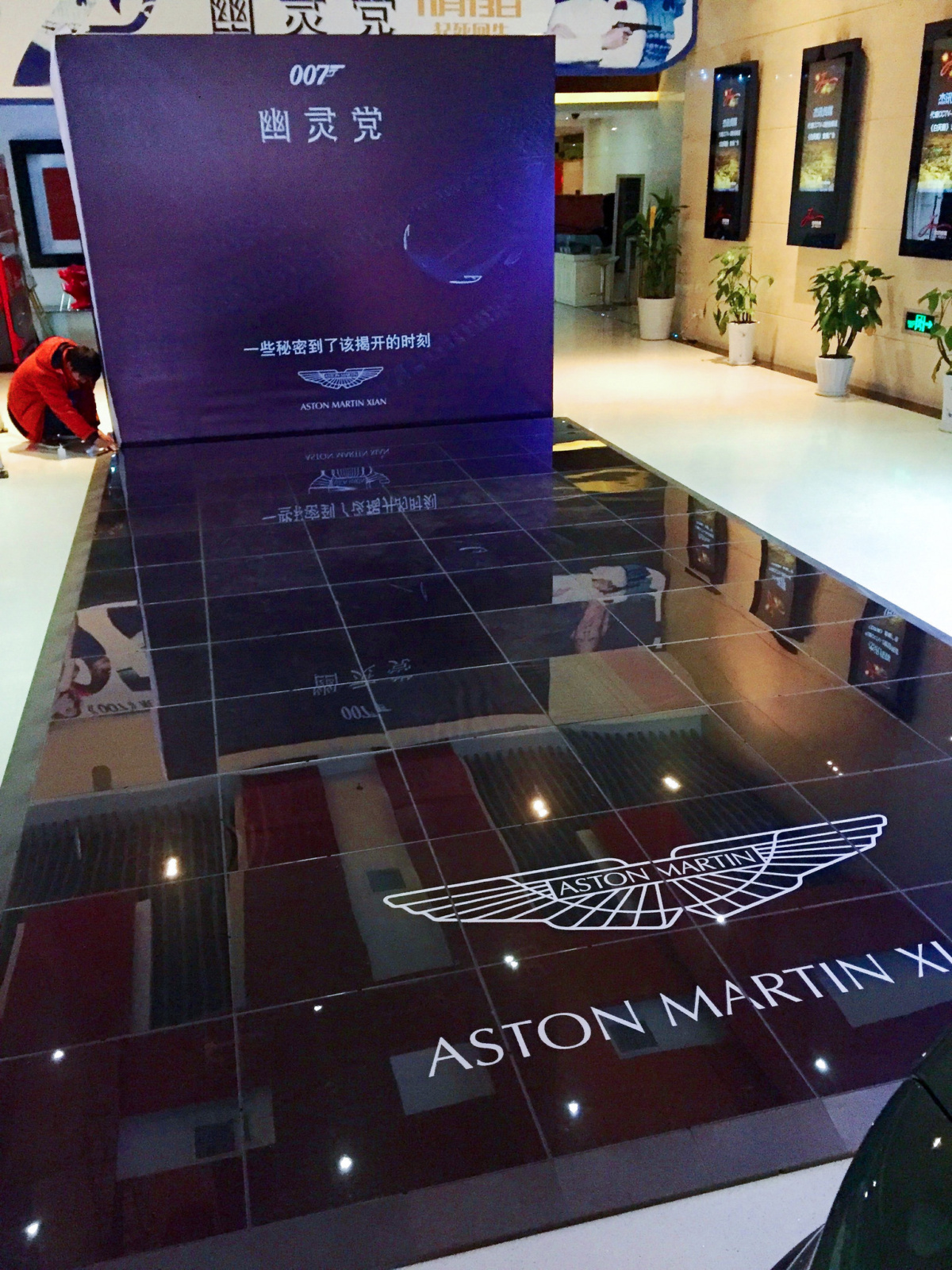 PromoDek® Modular Floor Display System Europe’s most popular modular flooring display system